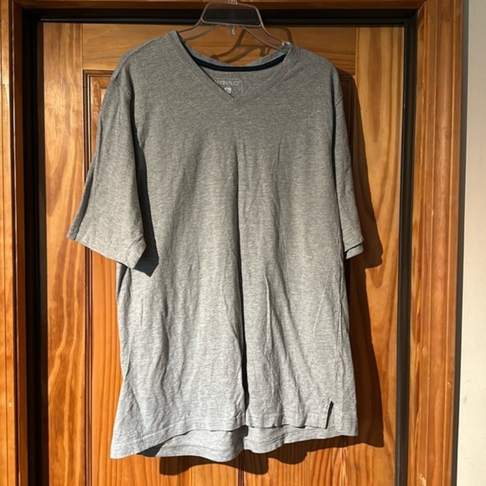 Men’s v neck tee